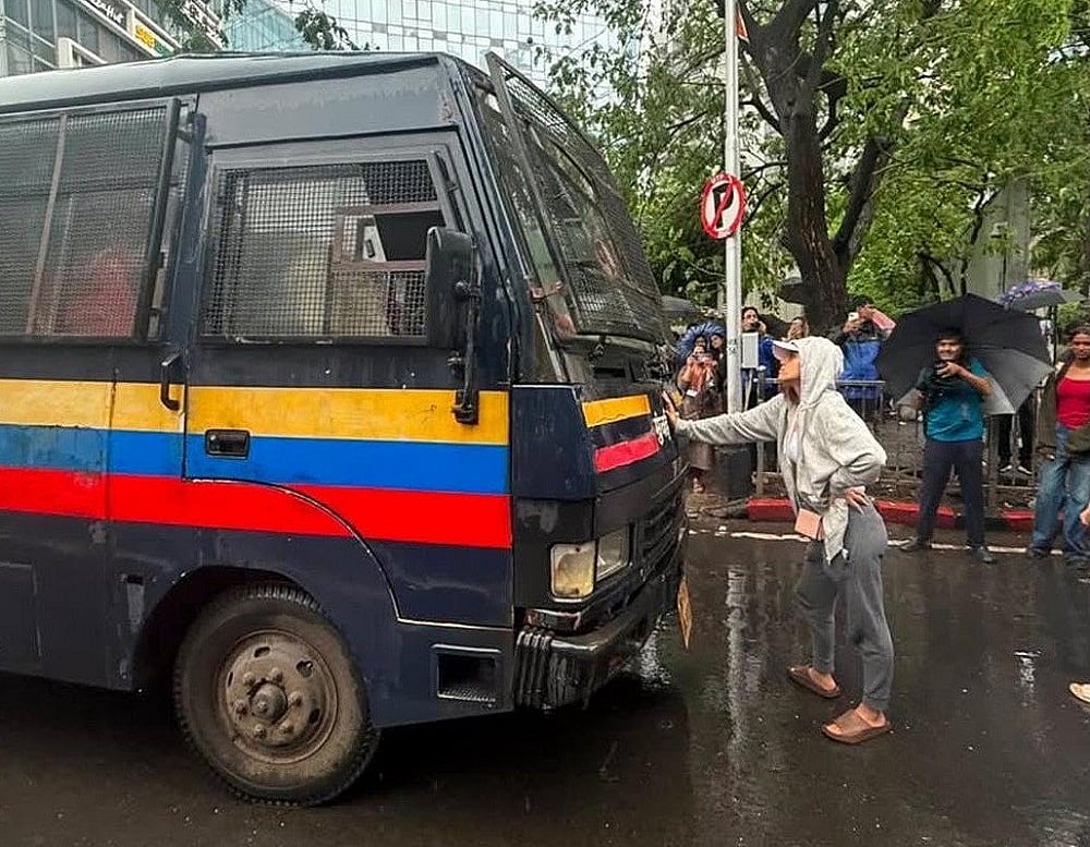 मुंबई प्रोटेस्ट में पुलिस वैन रोकने वाली रिया अहीर ऑनलाइन उत्पीड़न की शिकार, साइबर सेल में  दर्ज कराई शिकायत