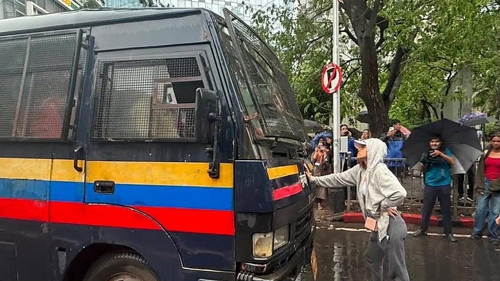 मुंबई प्रोटेस्ट में पुलिस वैन रोकने वाली रिया अहीर ऑनलाइन उत्पीड़न की शिकार, साइबर सेल में  दर्ज कराई शिकायत