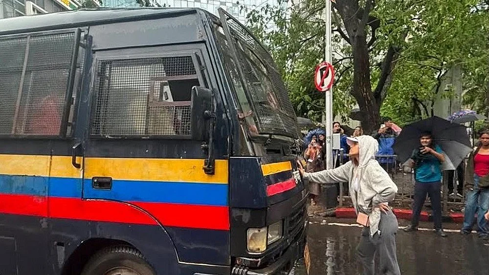 मुंबई प्रोटेस्ट में पुलिस वैन रोकने वाली रिया अहीर ऑनलाइन उत्पीड़न की शिकार, साइबर सेल में दर्ज कराई शिकायत