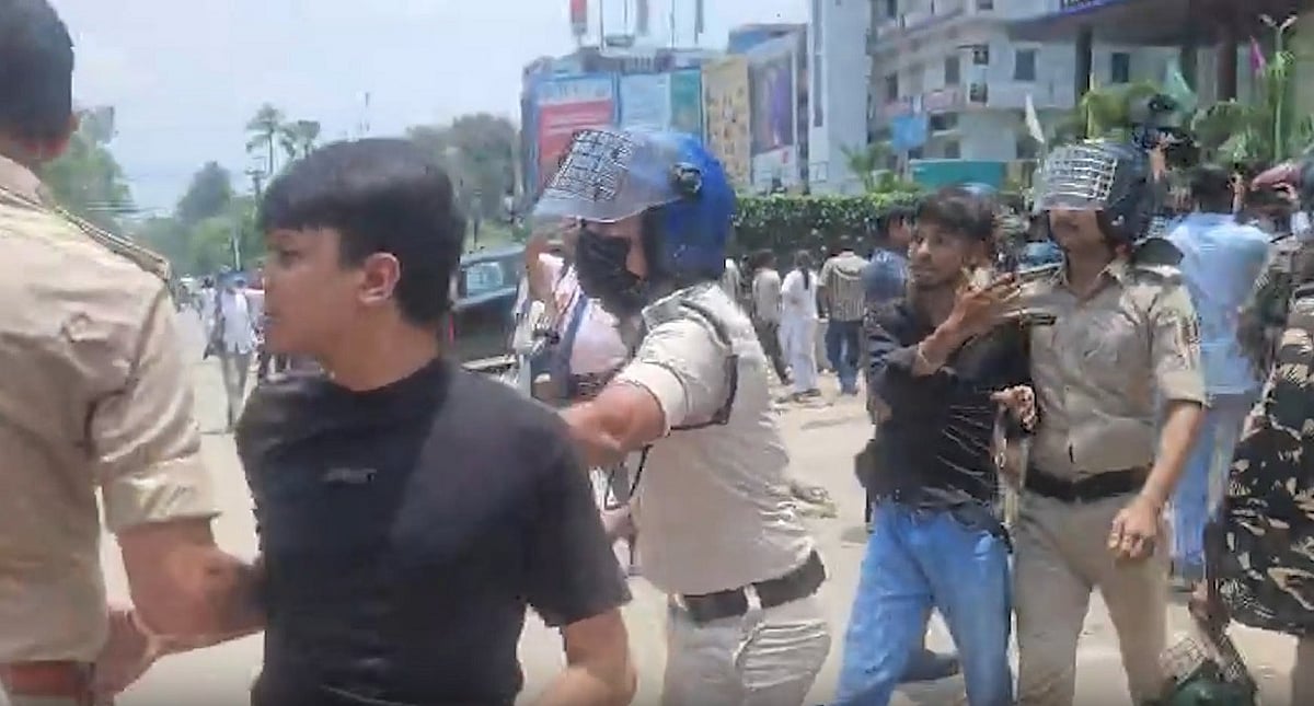 विपक्ष के तेवर से डरी बिहार सरकार, छात्रों पर दर्ज सभी केस होंगे वापस, गिरफ्तार प्रदर्शनकारी होंगे रिहा