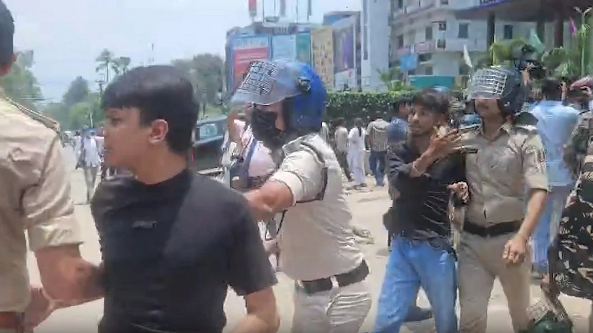 विपक्ष के तेवर से डरी बिहार सरकार, छात्रों पर दर्ज सभी केस होंगे वापस, गिरफ्तार प्रदर्शनकारी होंगे रिहा