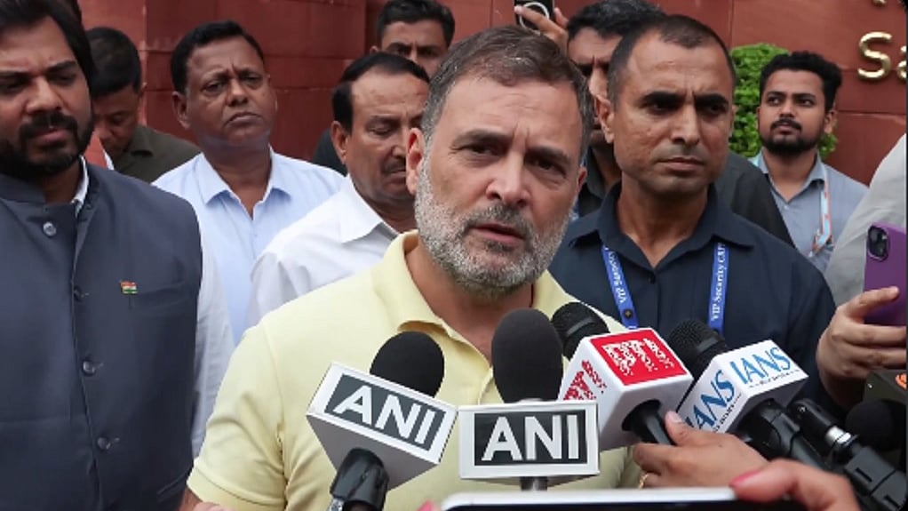 प्रधानमंत्री ने ‘बलात्कारियों का बचाव करने वाले’ को शिक्षा मंत्री बनाया, शर्मनाक है येः राहुल गांधी