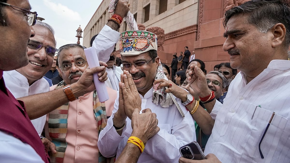 मंगलवैर को धर्मेंद्र प्रधान के संसद पहुंचने पर बीजेपी और एनडीए नेताओं ने उनका मुकुट पहनाकर स्वागत किया