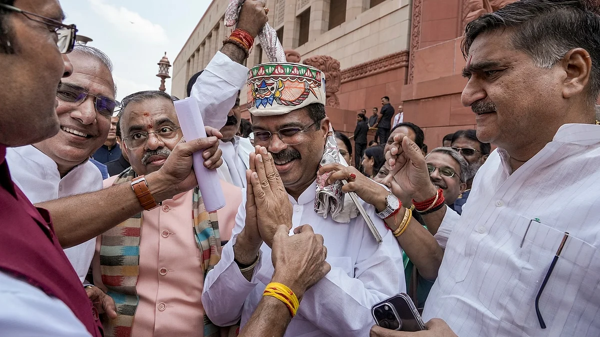 मंगलवैर को धर्मेंद्र प्रधान के संसद पहुंचने पर बीजेपी और एनडीए नेताओं ने उनका मुकुट पहनाकर स्वागत किया