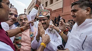 मंगलवैर को धर्मेंद्र प्रधान के संसद पहुंचने पर बीजेपी और एनडीए नेताओं ने उनका मुकुट पहनाकर स्वागत किया