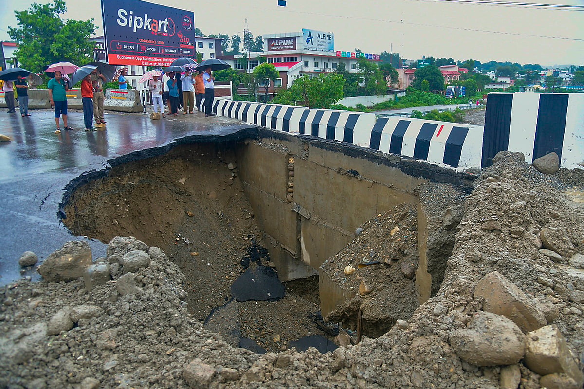 16 करोड़ रुपये से बना पुल 17 दिन में ढहा, देहरादून में टोंस नदी पर बने पुल में हुआ बड़ा गड्ढा