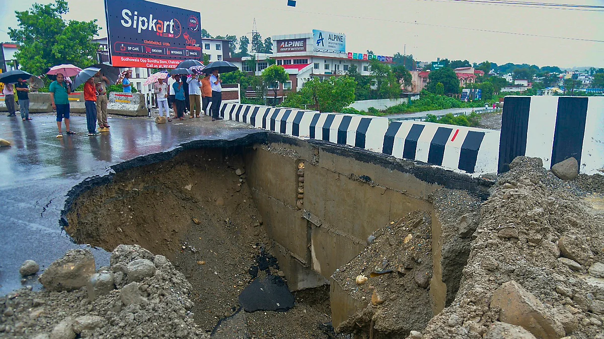 16 करोड़ रुपये से बना पुल 17 दिन में ढहा, देहरादून में टोंस नदी पर बने पुल में हुआ बड़ा गड्ढा