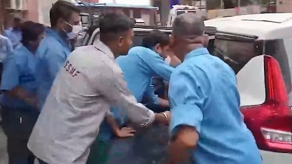 संसद मार्च के दौरान घायल युवती को 10 दिन बाद अस्पताल से मिली छुट्टी, डॉक्टरों ने हालत स्थिर होने का किया दावा