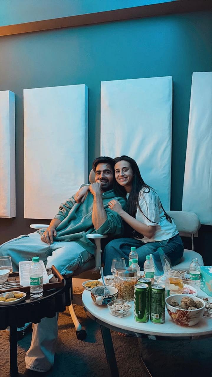 सिनेजीवन: एक्ट्रेस से अब प्रेजेंटर बनीं सोनाली बेंद्रे और सोनम कपूर ने आनंद आहूजा के बर्थडे पर लुटाया प्यार