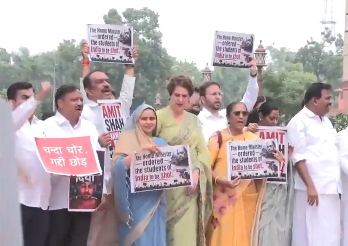 विपक्षी सांसदों का छात्रों पर पुलिस कार्रवाई के खिलाफ संसद परिसर में प्रदर्शन, अमित शाह से पूछा- ऑर्डर किसने दिया