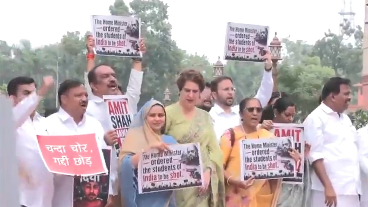 विपक्षी सांसदों का छात्रों पर पुलिस कार्रवाई के खिलाफ संसद परिसर में प्रदर्शन, अमित शाह से पूछा- ऑर्डर किसने दिया