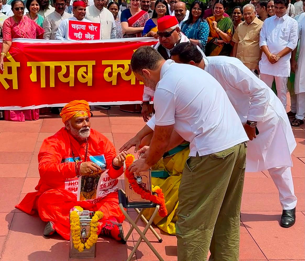 विपक्ष ने ‘चंदा चोरी’ को संसद परिसर में नाट्यकला के जरिये दर्शाया, ‘पुजारी’ बनकर पहुंचे पप्पू यादव
