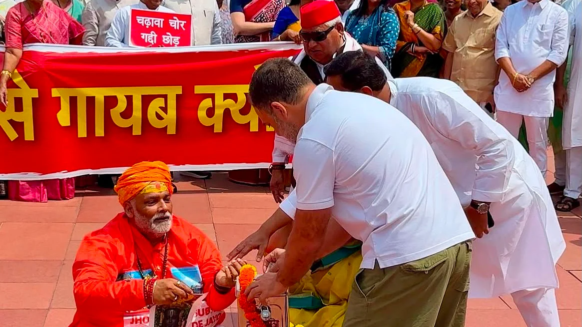 विपक्ष ने ‘चंदा चोरी’ को संसद परिसर में नाट्यकला के जरिये दर्शाया, ‘पुजारी’ बनकर पहुंचे पप्पू यादव
