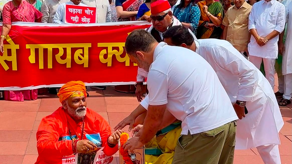 विपक्ष ने ‘चंदा चोरी’ को संसद परिसर में नाट्यकला के जरिये दर्शाया, ‘पुजारी’ बनकर पहुंचे पप्पू यादव
