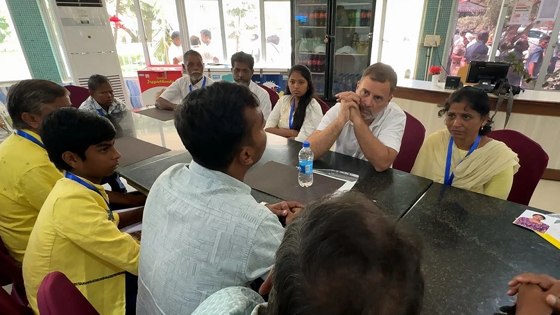 राहुल गांधी पेपर लीक के कारण आत्महत्या करने वाले छात्रों के परिवारों से मिले, बोले- पीएम मोदी इनसे माफी मांगें