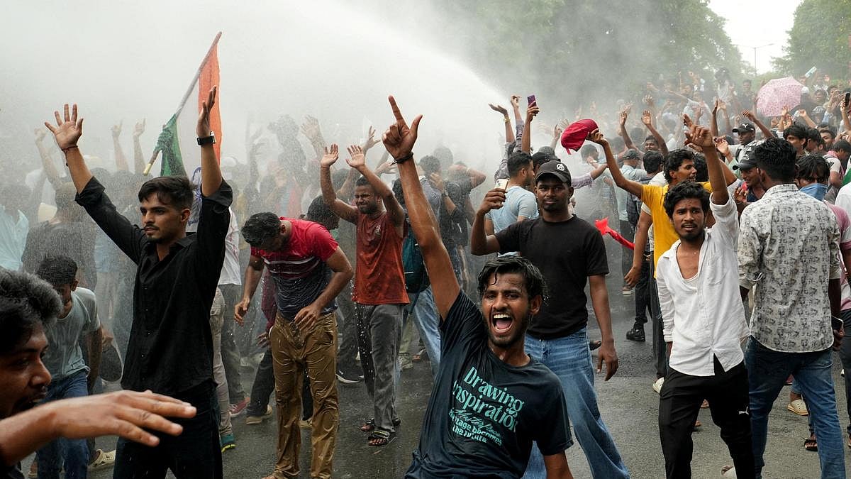 पटना में छात्र-युवा विरोध प्रदर्शन के दौरान पुलिस ने जब वॉटर कैनन का इस्तेमाल किया तो प्रदर्शनकारी तितर-बितर होने के बजाए उसका आनंद लेने लगे