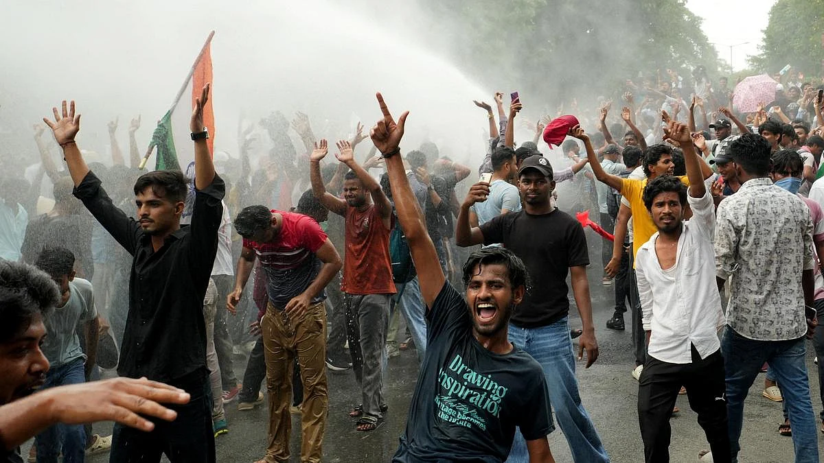 पटना में छात्र-युवा विरोध प्रदर्शन के दौरान पुलिस ने जब वॉटर कैनन का इस्तेमाल किया तो प्रदर्शनकारी तितर-बितर होने के बजाए उसका आनंद लेने लगे