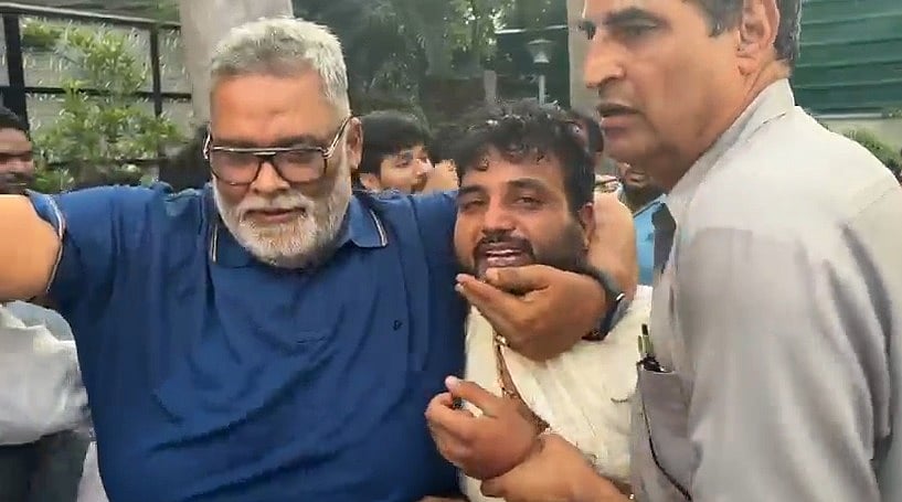 प्रेस कॉन्फ्रेंस के दौरान पप्पू यादव पर चप्पल और चाकू से हमले की कोशिश, सांसद ने लगाया हत्या की साजिश का आरोप
