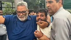 प्रेस कॉन्फ्रेंस के दौरान पप्पू यादव पर चप्पल और चाकू से हमले की कोशिश, सांसद ने लगाया हत्या की साजिश का आरोप
