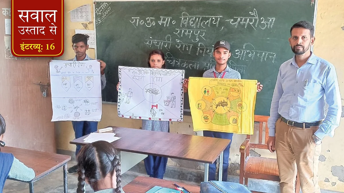गवर्नमेंट हाई स्कूल, चमरौआ, रामपुर की बिल्डिंग, स्कूल परिसर में मौजूद मोहम्मद फ़ज़ल.