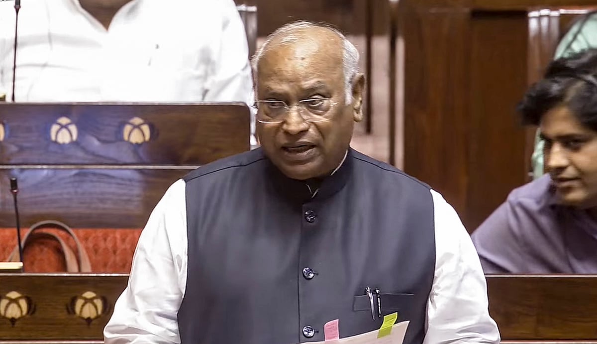 खड़गे का PM पर हमला, 'रात 12 बजे इंस्टाग्राम पर आ सकते हैं तो संसद में क्यों नहीं? पैलेट गन चलाने वाले माफी मांगें'