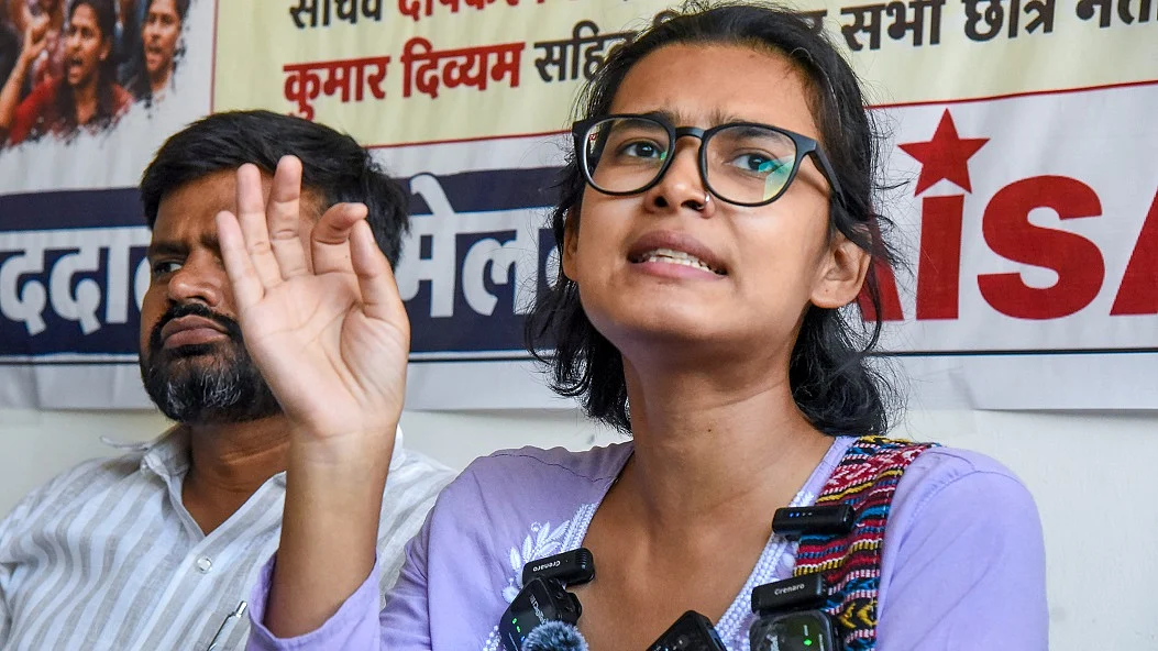 आइसा अध्यक्ष नेहा बोरा ने पीस बॉन्ड भरने से किया इनकार, असहमति जताने के अधिकार के हनन पर उठाया सवाल