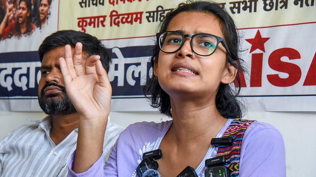 आइसा अध्यक्ष नेहा बोरा ने पीस बॉन्ड भरने से किया इनकार, असहमति जताने के अधिकार के हनन पर उठाया सवाल
