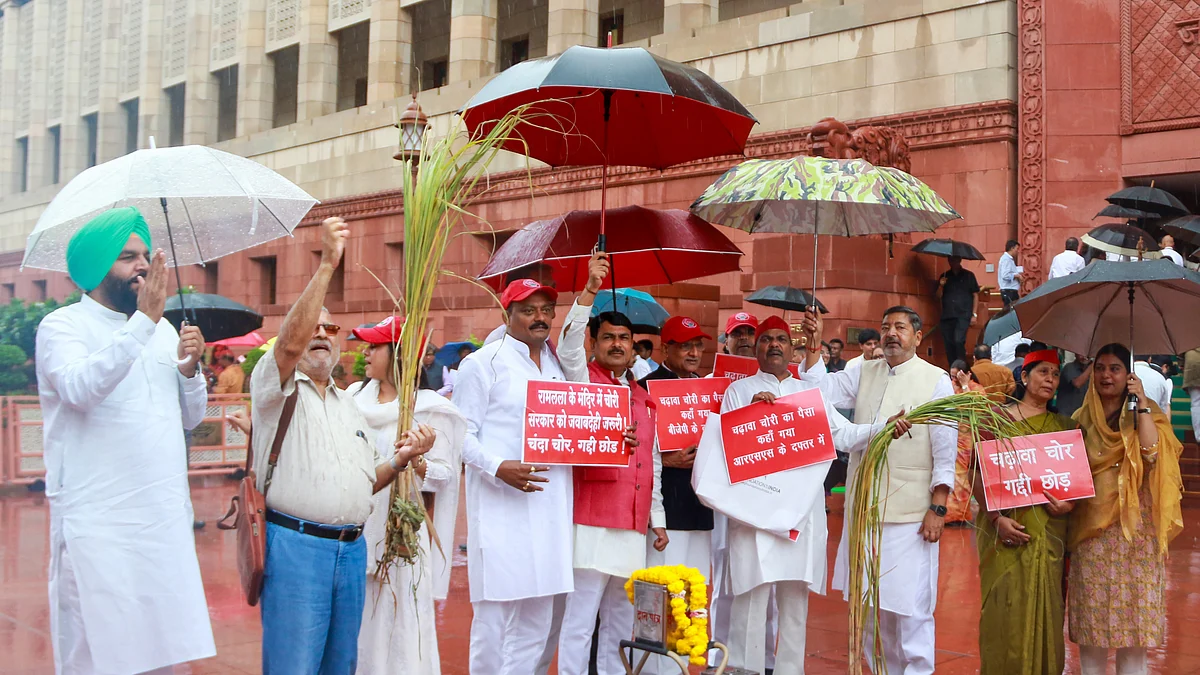 राम मंदिर चढ़ावे के मुद्दे पर सपा सांसदों का संसद में प्रदर्शन, अमित शाह से सदन में जवाब देने की मांग
