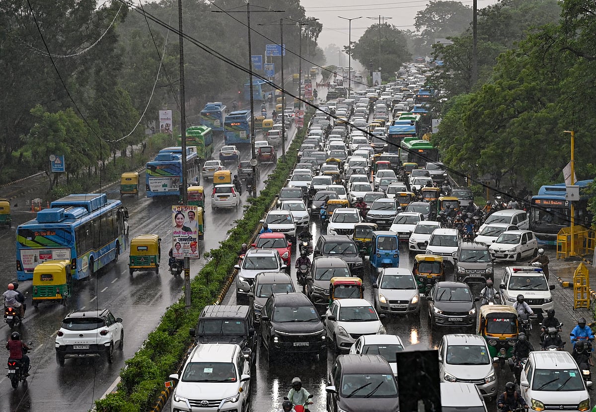 दिल्ली में मूसलाधार बारिश से कई इलाकों में जलभराव, प्रमुख मार्गों पर लंबा जाम