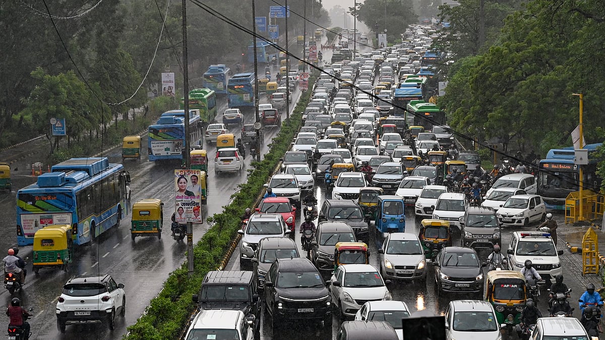 दिल्ली में मूसलाधार बारिश से कई इलाकों में जलभराव, प्रमुख मार्गों पर लंबा जाम