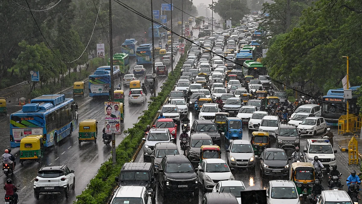 दिल्ली में मूसलाधार बारिश से कई इलाकों में जलभराव, प्रमुख मार्गों पर लंबा जाम