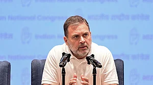 बड़ी खबर LIVE: इलाहाबाद यूनिवर्सिटी विवाद पर बरसे राहुल गांधी, 'सरकार चाहे जो कर ले, मुझे छात्रों की आवाज उठाने से रोक नहीं सकती'