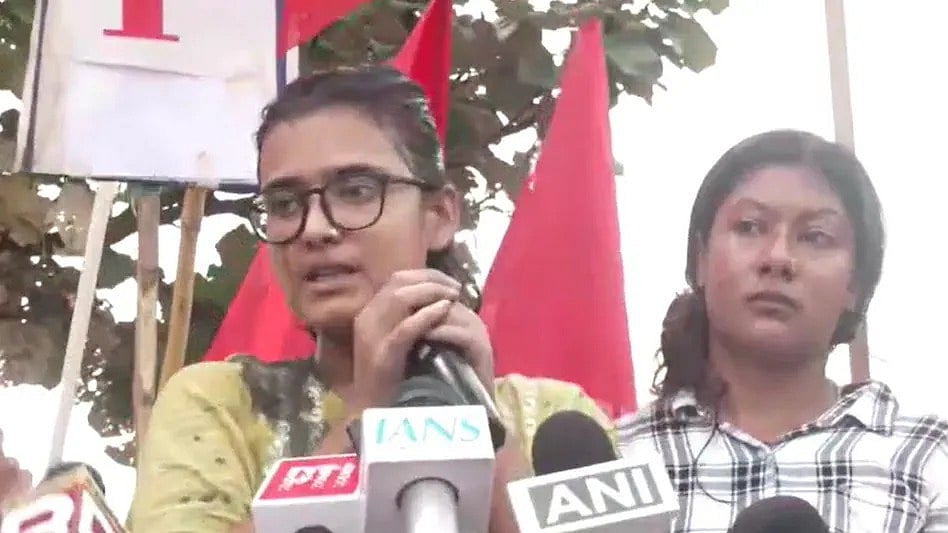 बड़ी खबर LIVE: AISA अध्यक्ष नेहा बोरा पर फेंकी गई स्याही, मार्च के दौरान रांची में हंगामा 