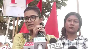 बड़ी खबर LIVE: AISA अध्यक्ष नेहा बोरा पर फेंकी गई स्याही, मार्च के दौरान रांची में हंगामा