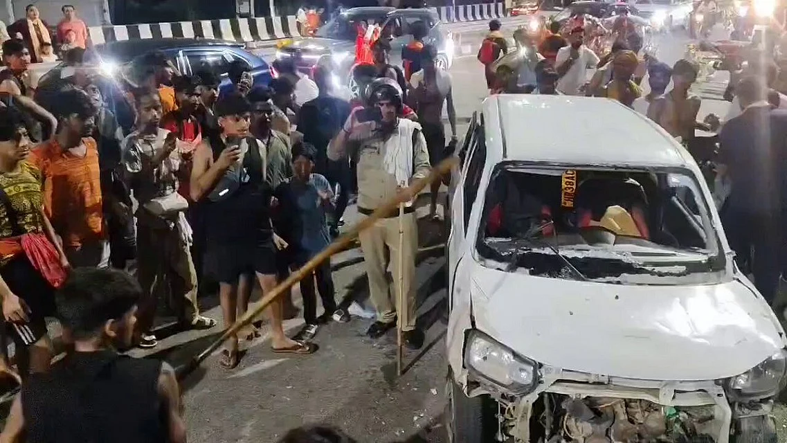 अराजकता को शह देती सत्ता की कांवड़िया राजनीति