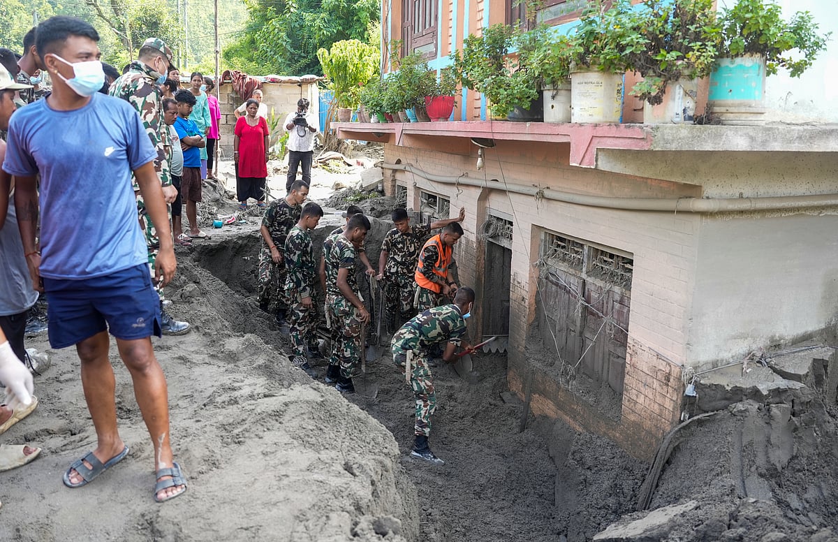 हमें यकीन हो गया था कि अब नहीं बचेंगे... चश्मदीदों ने नेपाल में अचानक आई बाढ़ का भयावह मंजर बयां किया