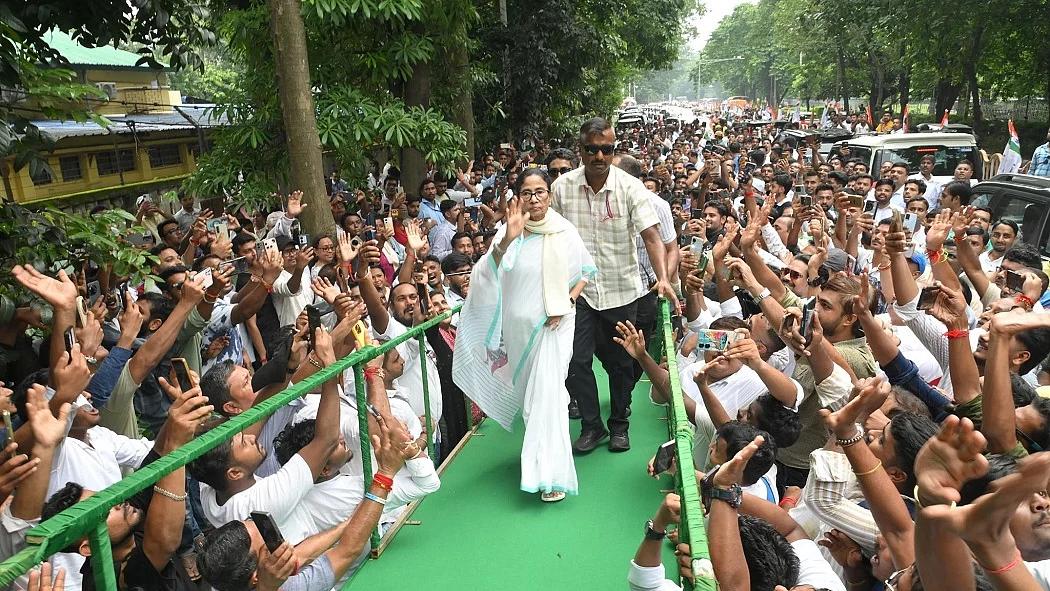 कोलकाता में ममता बनर्जी के खिलाफ FIR दर्ज, TMC छात्र परिषद के कार्यक्रम को लेकर आदेश के उल्लंघन का आरोप