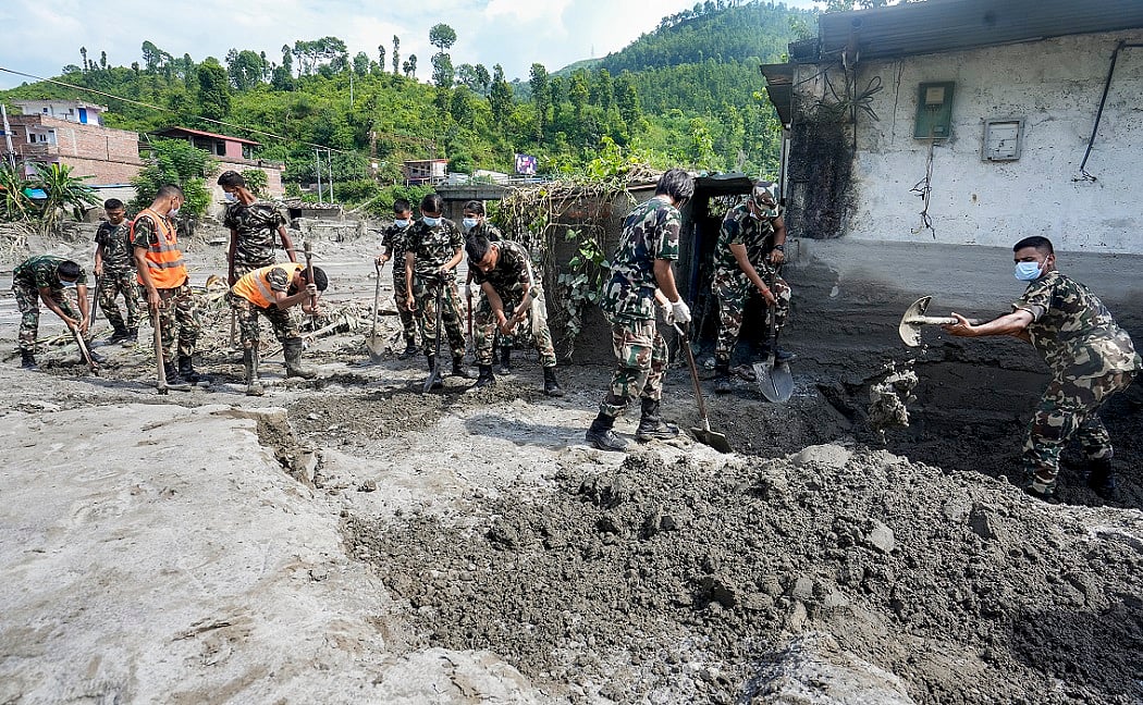 हमें यकीन हो गया था कि अब नहीं बचेंगे... चश्मदीदों ने नेपाल में अचानक आई बाढ़ का भयावह मंजर बयां किया