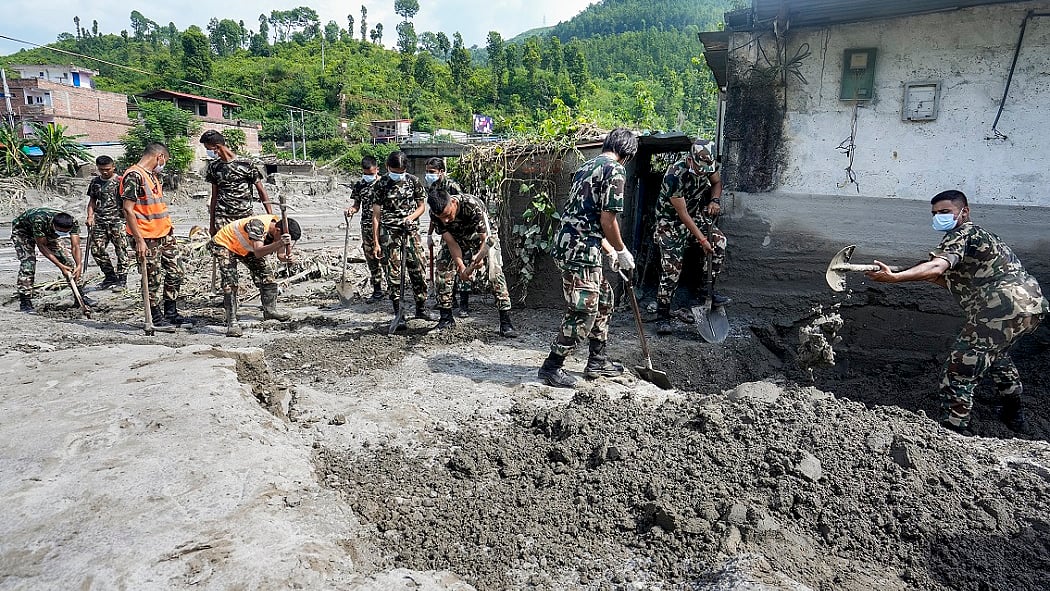हमें यकीन हो गया था कि अब नहीं बचेंगे... चश्मदीदों ने नेपाल में अचानक आई बाढ़ का भयावह मंजर बयां किया