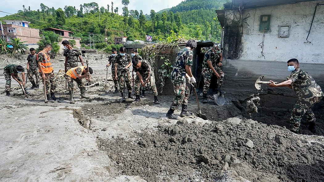 हमें यकीन हो गया था कि अब नहीं बचेंगे... चश्मदीदों ने नेपाल में अचानक आई बाढ़ का भयावह मंजर बयां किया
