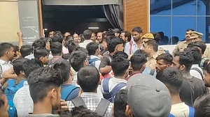 कानपुर में BSF कांस्टेबल भर्ती परीक्षा के पेपर लीक का आरोप, छात्रों के हंगामे के बाद रद्द, 18 सितंबर को री-एग्जाम