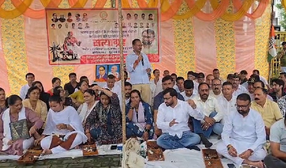 हल्द्वानी में कांग्रेस का सत्याग्रह, शुद्धीकरण करने वालों पर FIR करने, राहुल गांधी पर दर्ज केस वापस लेने की मांग