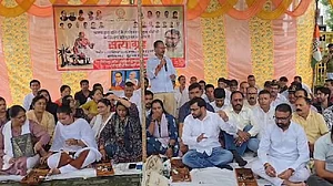 हल्द्वानी में कांग्रेस का सत्याग्रह, शुद्धीकरण करने वालों पर FIR करने, राहुल गांधी पर दर्ज केस वापस लेने की मांग