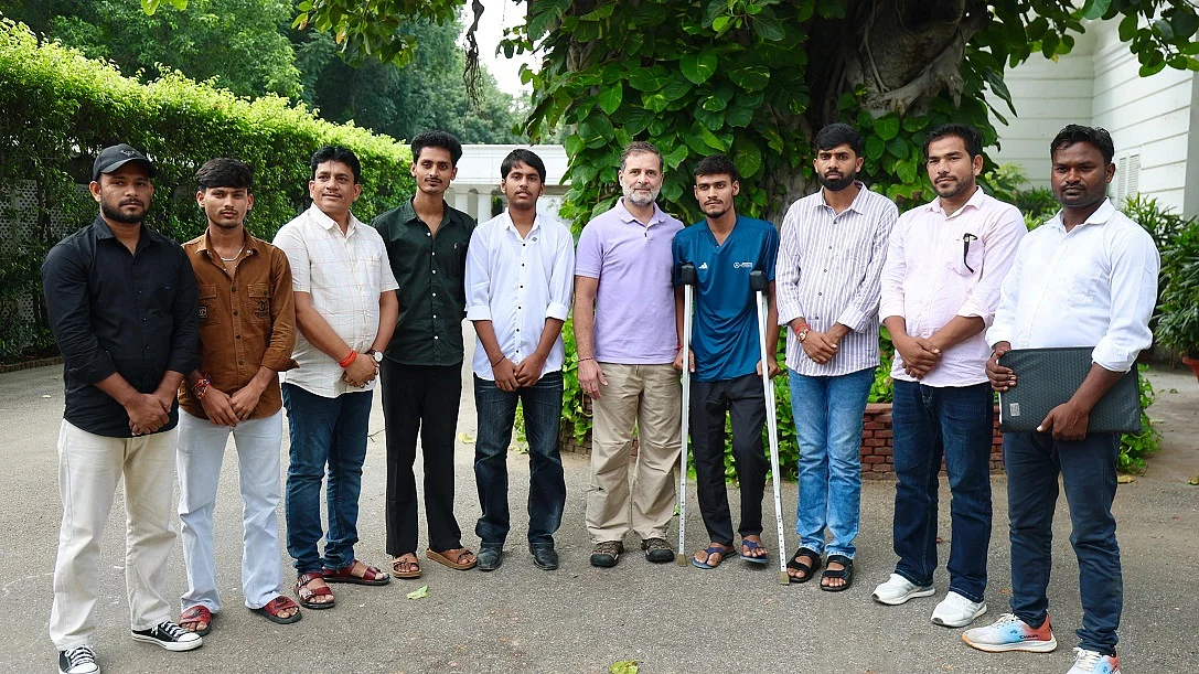 राहुल गांधी ने बिहार छात्र आंदोलन के घायलों से मुलाकात की, बोले- युवाओं की आवाज दबाने वालों को जवाब देना पड़ेगा