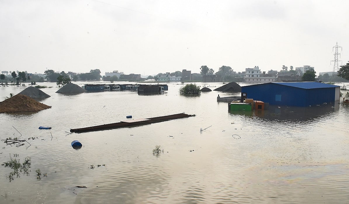 राजधानी पटना सहित बिहार के कई जिलों में बाढ़ का खतरा बढ़ा, शहरों में घुसने लगा पानी
