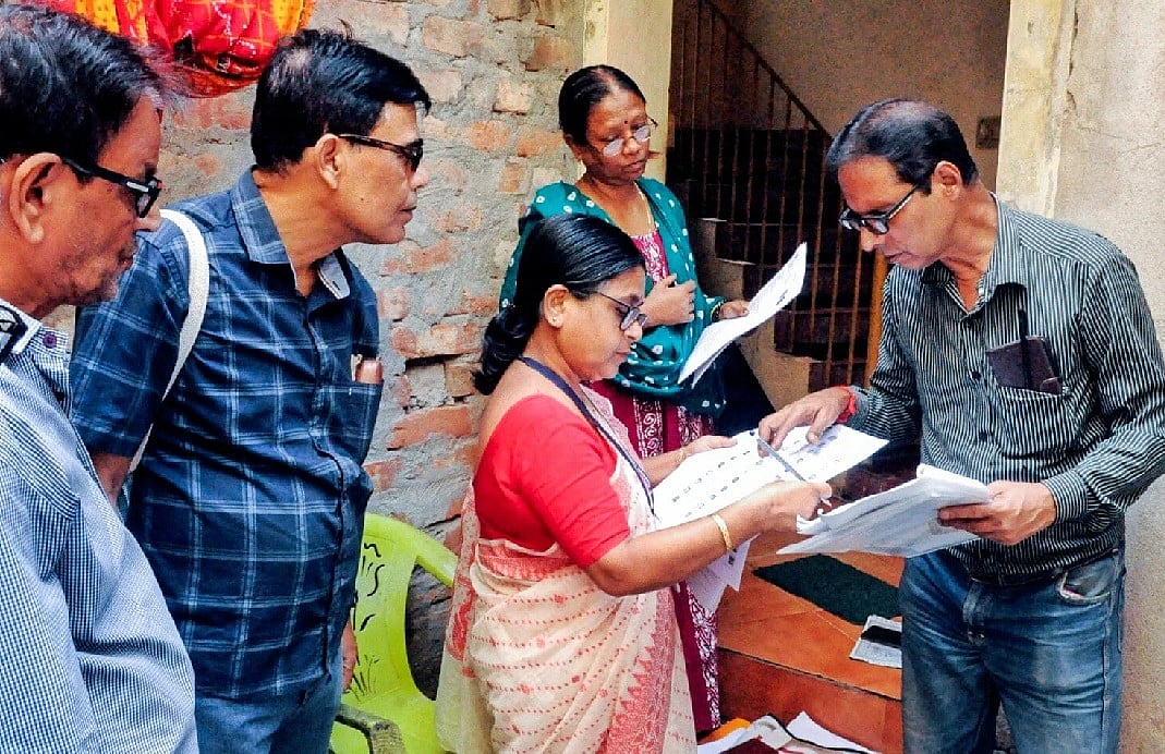 उत्तराखंड में बीएलओ घर-घर जाकर वोटरों की जांच तो कर रही हैं, लेकिन जिन कागजों की मांग की जा रही है उसे लेकर काफी परिवार परेशान हैं