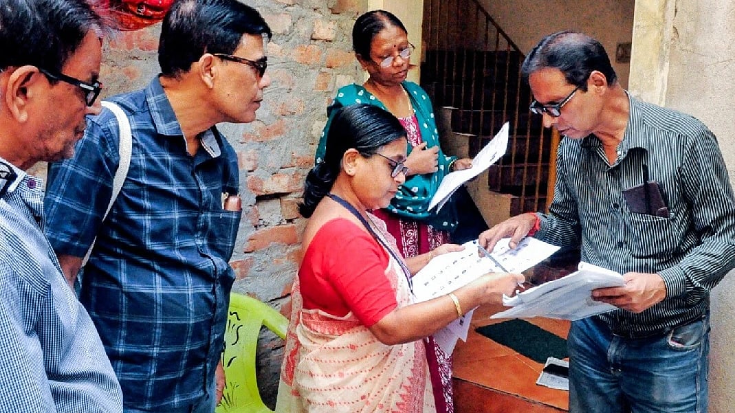 उत्तराखंड में बीएलओ घर-घर जाकर वोटरों की जांच तो कर रही हैं, लेकिन जिन कागजों की मांग की जा रही है उसे लेकर काफी परिवार परेशान हैं