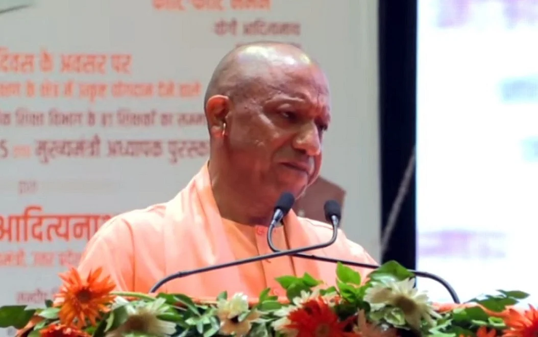 योगी 'राज' में उत्तर प्रदेश, विज्ञापनों में समृद्ध, धरातल पर बदहाल