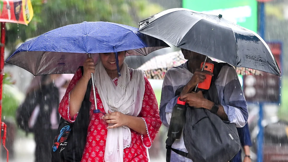 दिल्ली-एनसीआर में बारिश का दौर जारी, कई इलाकों में जाम और जलभराव