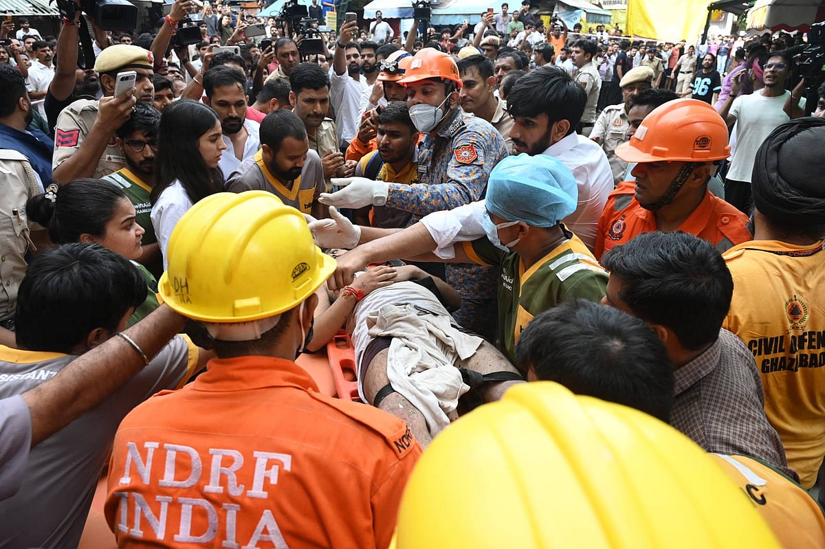 इस हादसे में तीन छात्रों की मौत हो गई जबकि कई लोगों के मलबे में फंसे होने की आशंका है। अधिकारियों ने यह जानकारी दी